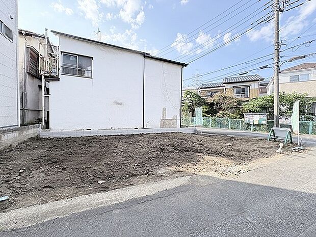 閑静な住宅街の一角に位置する、自由な発想で未来の暮らしを描ける開放感のある敷地です。