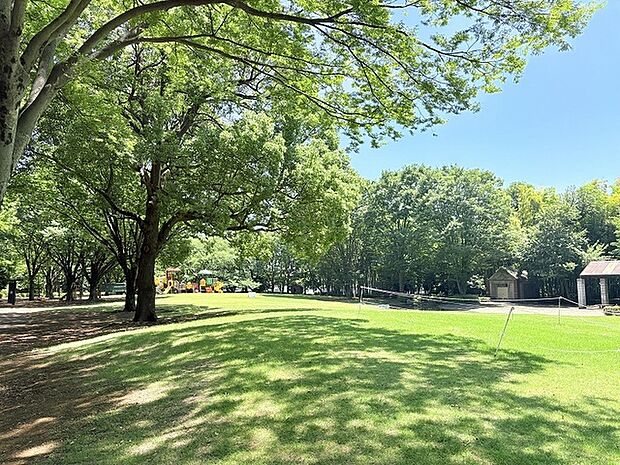 戸塚中台公園 緑豊かで広々した公園で、遊具の他にテニスコートなどもあります。(400m)