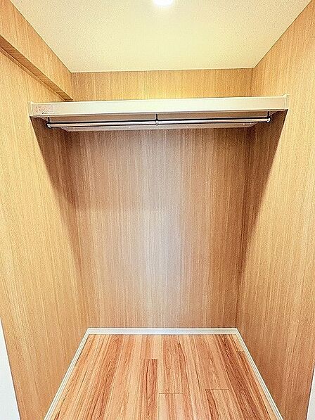木の温もりに包まれた空間は、心から安らげる落ち着きと静寂に満ちています。