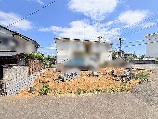 穏やかな青空の下、これからの暮らしを自由に描き出せる開放感のある広がりが魅力の敷地です。