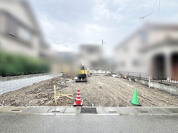 周辺環境と調和する落ち着いた住環境の中で、新しい暮らしの計画を描きやすいフラットな敷地です。