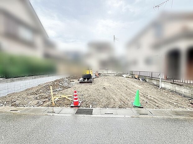 閑静な住宅街の中にあり、新しい暮らしの始まりを静かに予感させる整った敷地です。