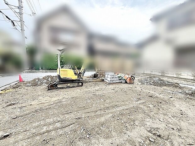 新しい住まいへの期待を膨らませる、夢の始まりを予感させる広々とした更地の風景です。