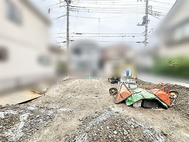 理想の暮らしをゼロから描き出すための、落ち着いた広がりを感じさせる敷地です。