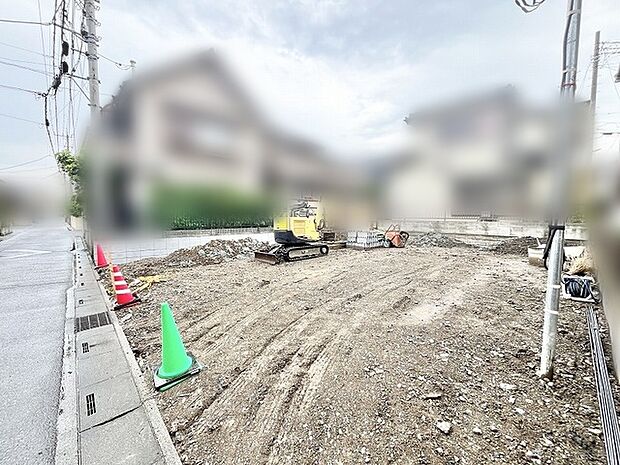 新しい暮らしの基礎を築く、静かな環境に囲まれた整った敷地です。