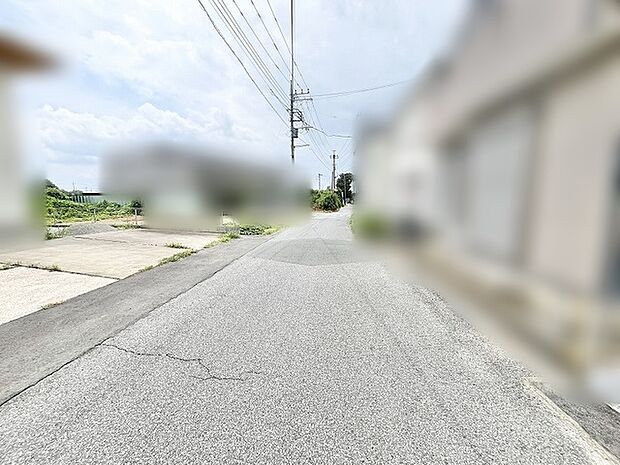 日々の生活に寄り添うような、落ち着いた閑静な住宅街の風景が広がっています。