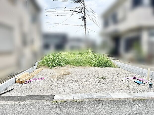 周囲の建物と調和し、穏やかな暮らしを育むための素地が整った、落ち着きのある区画です。