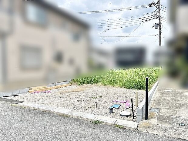 周囲の落ち着いた街並みに調和する、日々の暮らしを描きやすい整った敷地です。