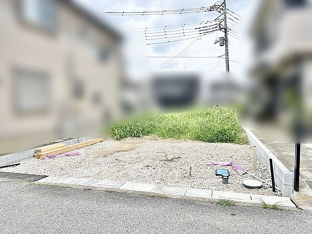 周辺環境と調和する静かな住環境の中で、自分らしい暮らしの基盤を築くための広がりある空間が広がっています。