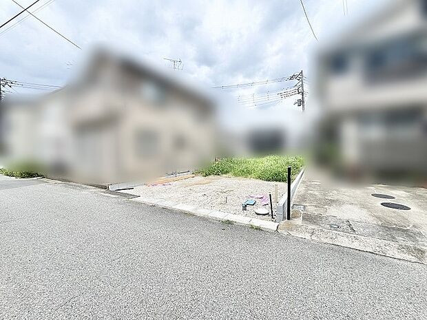 閑静な住宅街の一角にあり、新しい暮らしの構想を静かに描き出せる素直な広がりを持った土地です。