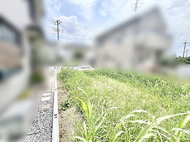 穏やかな住宅街の一角にあり、周囲の環境と調和したのびやかな広がりを感じさせる土地です。