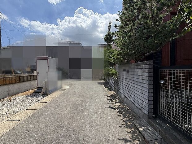 空が広く感じられる、落ち着いた住宅街の静かな日常が流れる場所です。