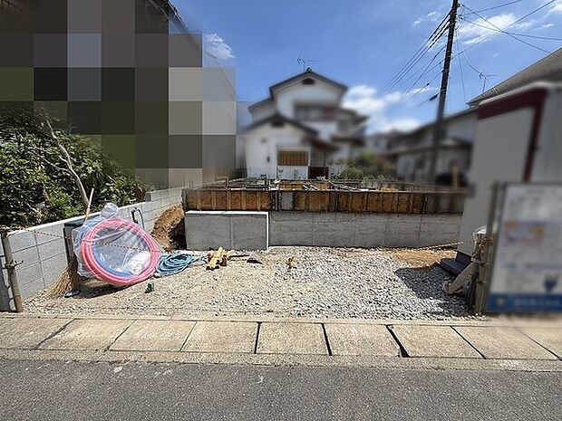 新しい住まいが形作られていく過程を感じられる、開放感のある敷地状況です。
