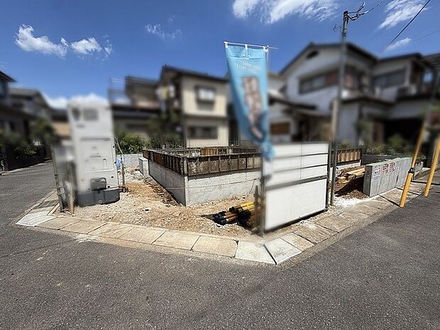 新しい暮らしの可能性が広がる、空が広く感じられる角地の開放的な風景。