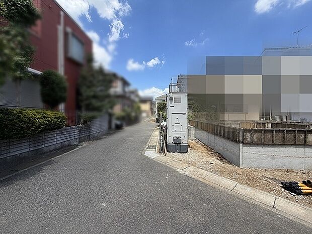 閑静な住宅街の一角にあり、落ち着いた日々を予感させる穏やかな環境が広がっています。