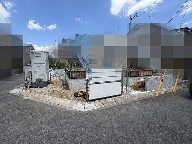 周囲の静かな住環境に溶け込み、新たな暮らしの基盤がここから始まります。
