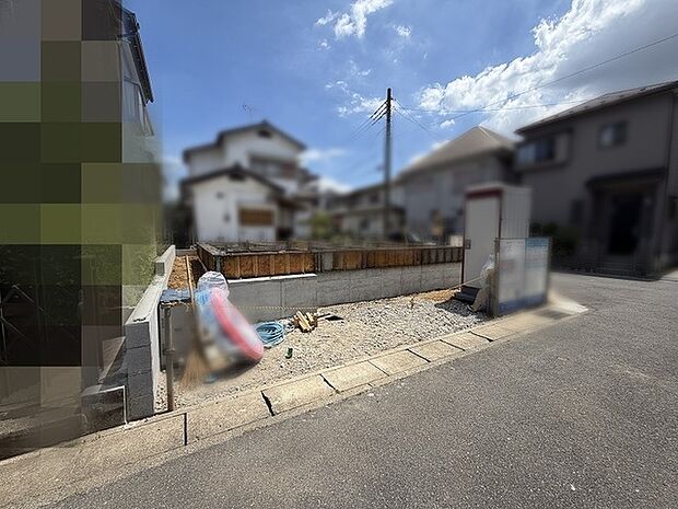 穏やかな住宅街に位置する、新しい暮らしの始まりを感じさせるすっきりとした敷地です。
