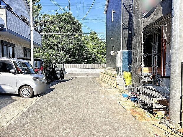 周辺環境と調和する穏やかな街並みの一角で、日々の暮らしが静かに息づく落ち着いた住環境です。