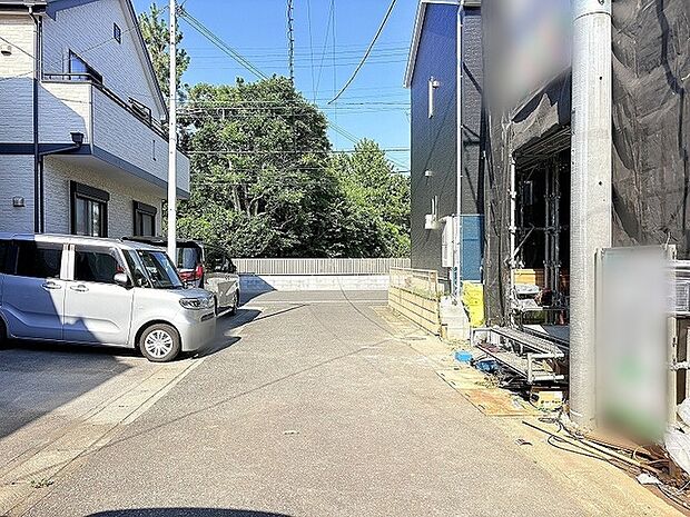 整然とした住宅街の中にあり、日々の生活を穏やかに包み込む落ち着いた周辺環境が魅力です。