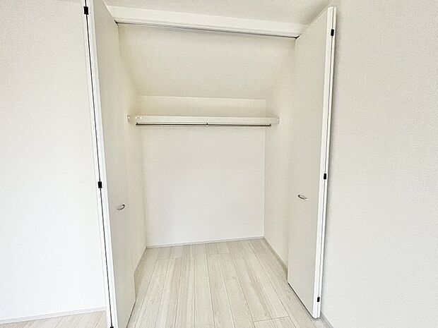 すっきりと整えられた空間が心地よい、日々の暮らしにゆとりをもたらす穏やかな佇まいが広がります。