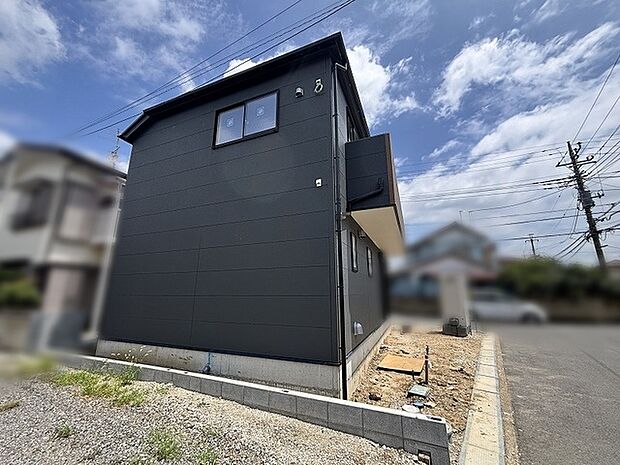 洗練されたダークトーンの外壁が、街並みに落ち着きと確かな存在感を添えています。
