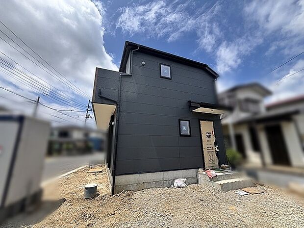 洗練されたダークトーンの外壁が、街並みに落ち着きと確かな存在感をもたらします。