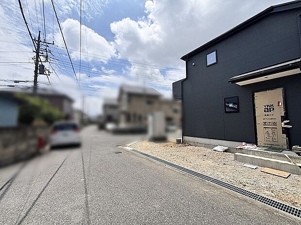 洗練されたダークトーンの外壁が落ち着いた街並みに調和する、現代的な佇まいの住まい。
