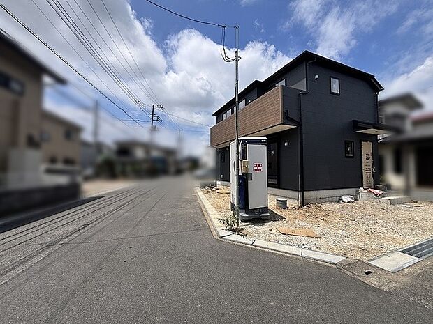 洗練された外観が周囲の街並みと調和し、豊かな暮らしの始まりを予感させる落ち着いた佇まいです。