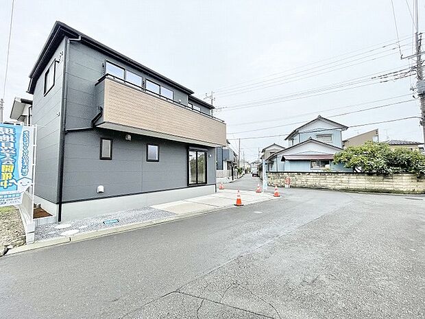 落ち着いた色合いの外観が周囲の街並みに調和し、穏やかな暮らしの時間を予感させる佇まい。