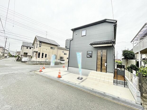 落ち着いた色合いの外観が周囲の街並みに調和し、穏やかな暮らしを予感させる佇まい
