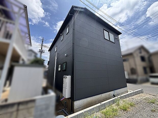 洗練されたダークトーンの外観が、街並みの中で確かな存在感と落ち着いた佇まいを演出しています。