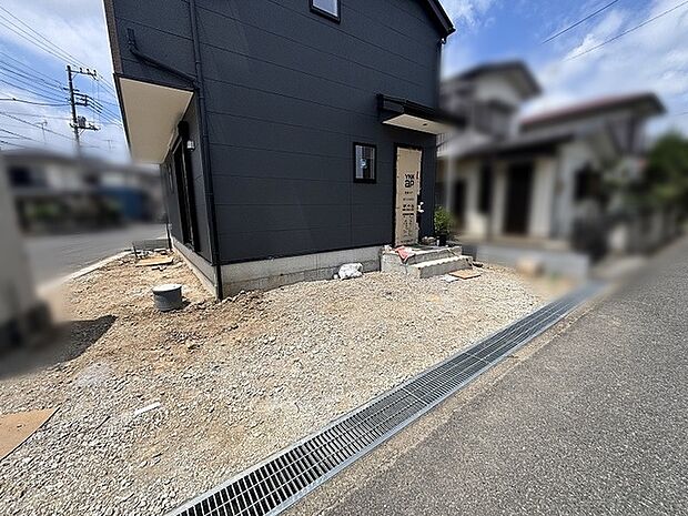 洗練された佇まいが街並みに溶け込み、これからの暮らしの可能性が広がる落ち着いた表情を見せています。