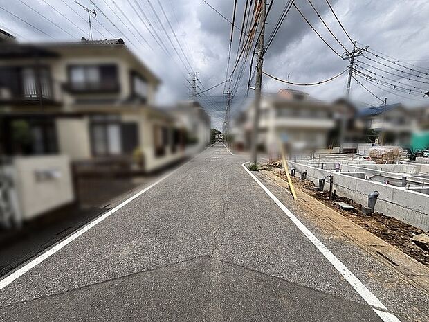 閑静な住宅街の一角にあり、穏やかな日常の始まりを感じさせる落ち着いた雰囲気の立地です。