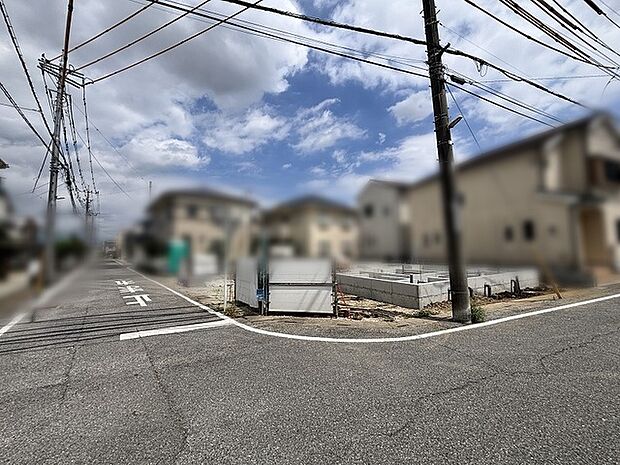 新しい生活の基盤を築く、落ち着いた雰囲気の角地に位置する閑静な住環境です。