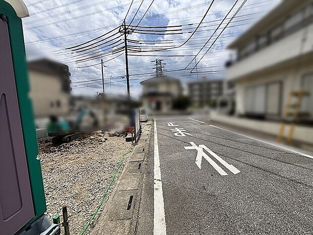 落ち着いた街並みに面しており、これからの暮らしを思い描くことができる土地の佇まいです。