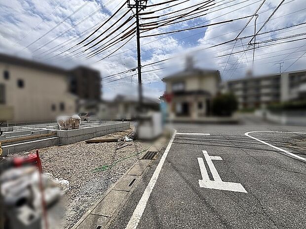開放的な空が広がる角地は、日々の暮らしにゆとりをもたらす伸びやかな環境です。