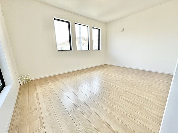 余計な装飾を削ぎ落としたシンプルな空間は、住まう方の感性に合わせて自由に彩りを添えられるキャンバスのようです。