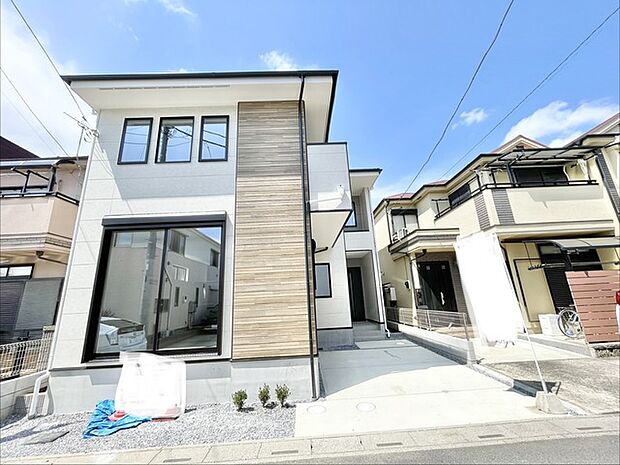 洗練された直線のフォルムと、自然素材の質感が調和する穏やかな佇まいの住まい。