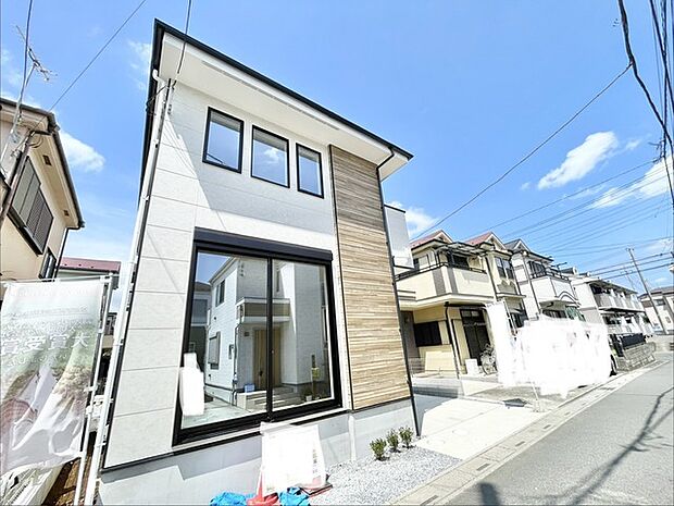 洗練された外観が周囲の街並みと調和し、住まう方の個性を静かに引き立てる心地よい佇まいです。