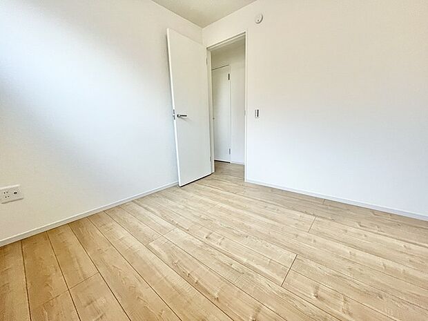 余計な装飾を削ぎ落としたシンプルな空間は、住まい手の感性に合わせて自由に彩りを添えることができます。