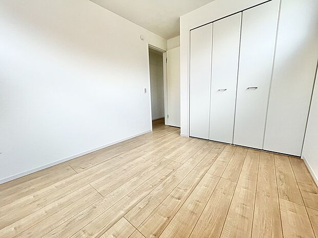 余計な装飾を削ぎ落としたシンプルな空間は、住まう方の感性で自由に彩ることができる落ち着きある佇まいです。