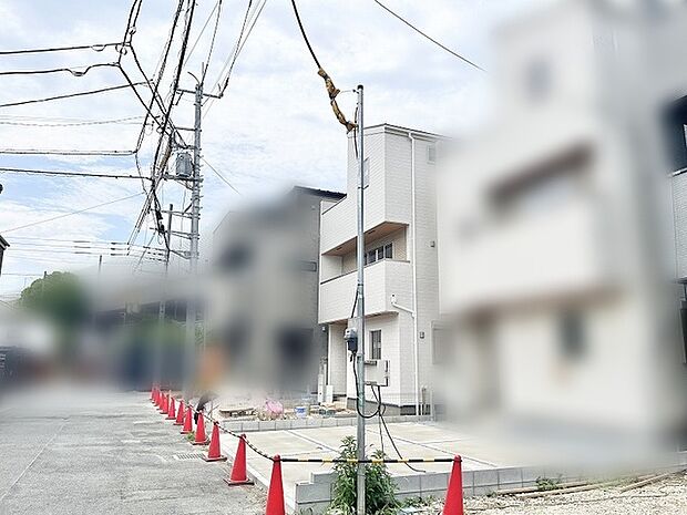 穏やかな住環境に溶け込む、端正な外観が日々の暮らしを優しく包み込みます。