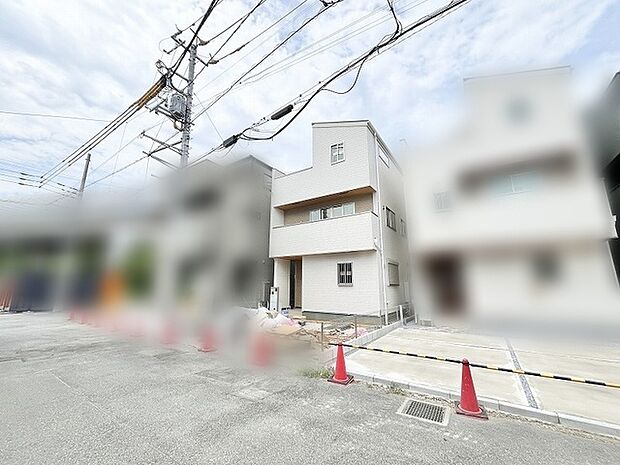周辺の街並みと調和する、清潔感のあるすっきりとした外観が暮らしの風景を整えます。