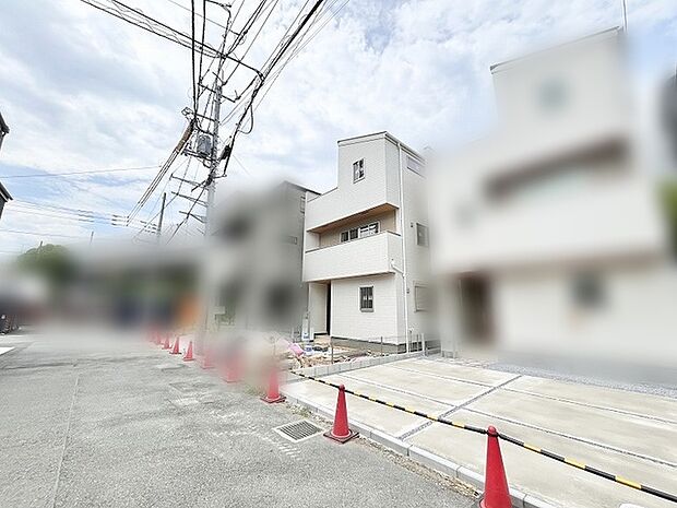 すっきりとした街並みに調和する、清潔感あふれる佇まいが日々の暮らしを穏やかに包み込みます。