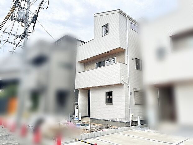 洗練されたフォルムが街並みに静かに馴染み、日々の暮らしを穏やかに整えてくれる住まいです。