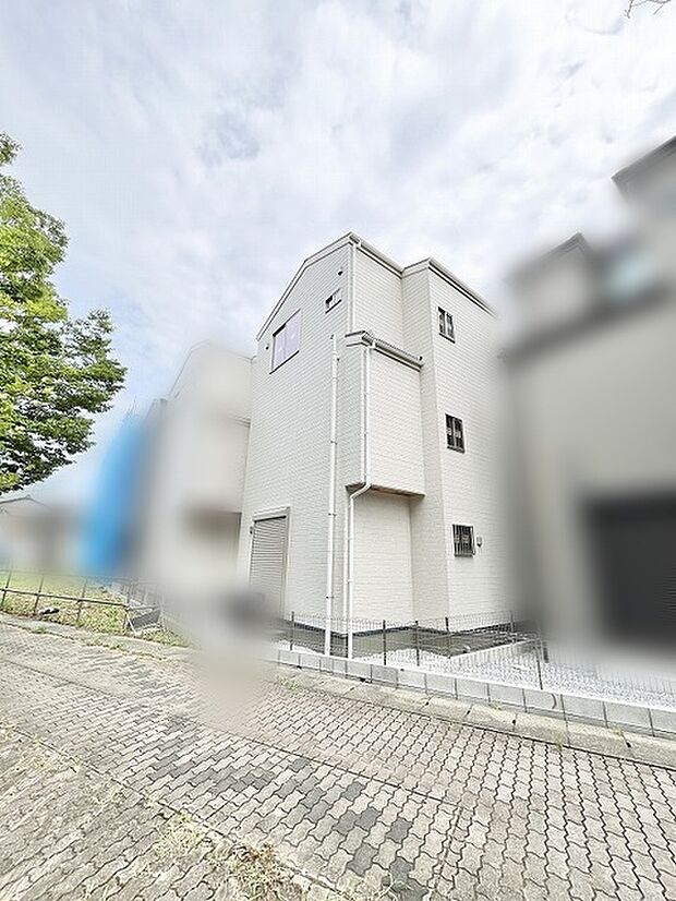 周囲の街並みに溶け込む、清潔感のある外観が日々の暮らしを穏やかに整えてくれます。