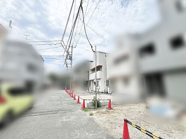 周辺環境と調和しながら、穏やかな暮らしの始まりを予感させる落ち着いた街並みが広がっています。