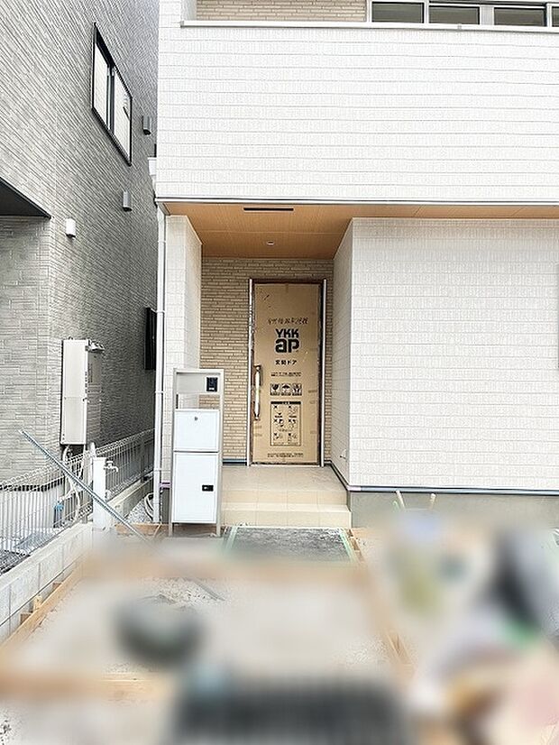 洗練された色使いが印象的な、家族の帰りを優しく迎え入れる落ち着きのある外観デザイン。
