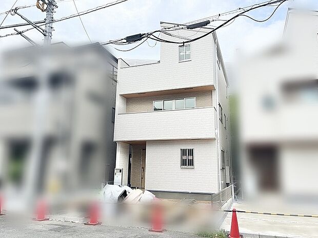 周囲の景観に馴染みながらも、洗練された存在感を放つ落ち着いた佇まいの外観です。