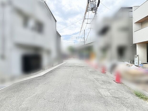 閑静な住宅街に位置しており、日々の暮らしに穏やかな落ち着きをもたらす心地よい環境です。